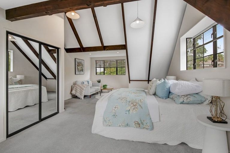 Photo of property in 9 St Lucia Place, Unsworth Heights, Auckland, 0632