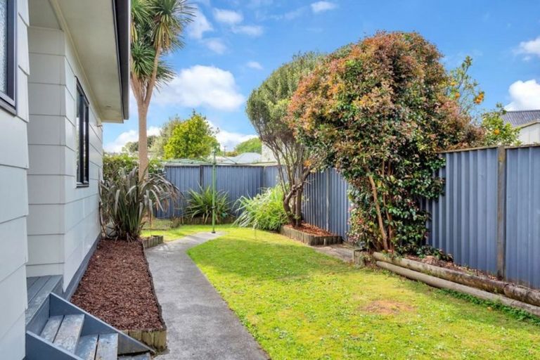Photo of property in 2/54 Youngs Road, Papakura, 2110