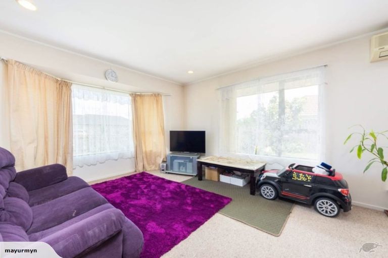 Photo of property in 15 Frank Bunce Grove, Flat Bush, Auckland, 2019