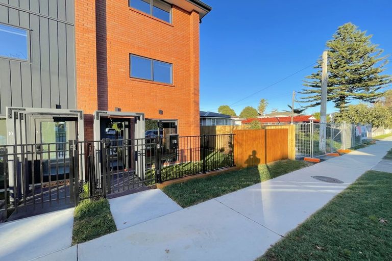 Photo of property in 1/10 Yeovil Road, Te Atatu Peninsula, Auckland, 0610