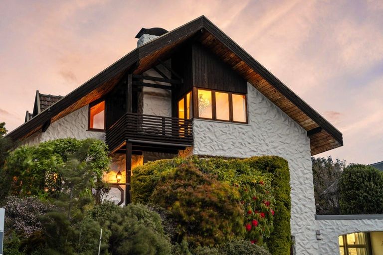 Photo of property in 9 Cypress Court, Kelvin Heights, Queenstown, 9300