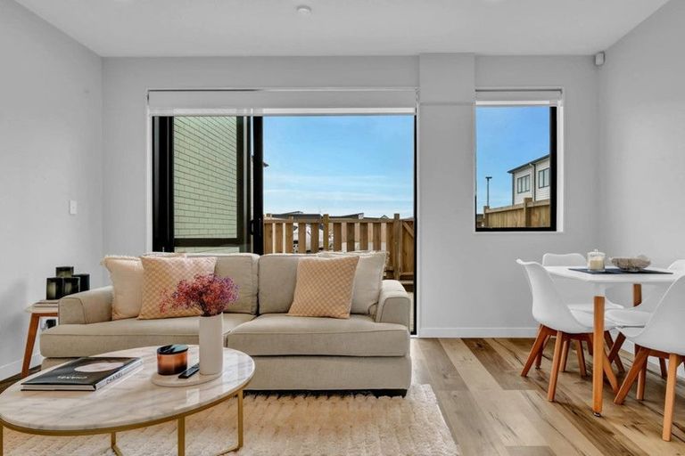 Photo of property in 5/86 Fred Taylor Drive, Westgate, Auckland, 0814