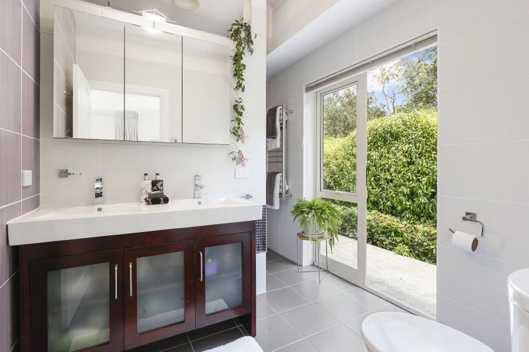 Photo of property in 7 Hobbs Road, Matakatia, Whangaparaoa, 0930