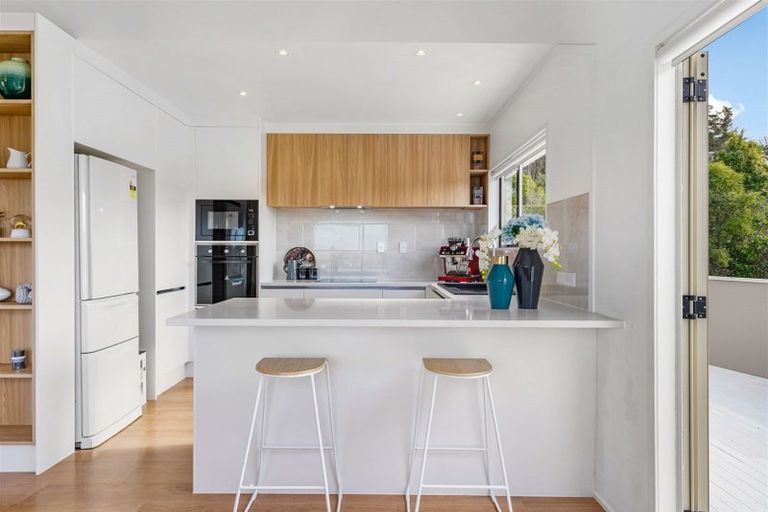 Photo of property in 17 Noeleen Street, Glenfield, Auckland, 0629