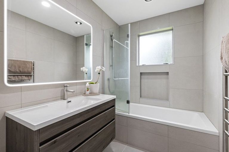 Photo of property in 4 Litchfield Place, Clarks Beach, 2122