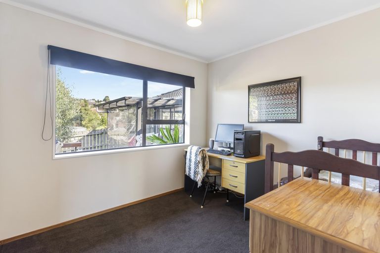 Photo of property in 33 Channing Crescent, Botany Downs, Auckland, 2010