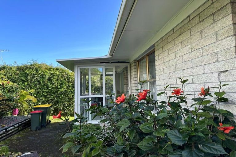 Photo of property in 2/35 Knightsbridge Drive, Forrest Hill, Auckland, 0620