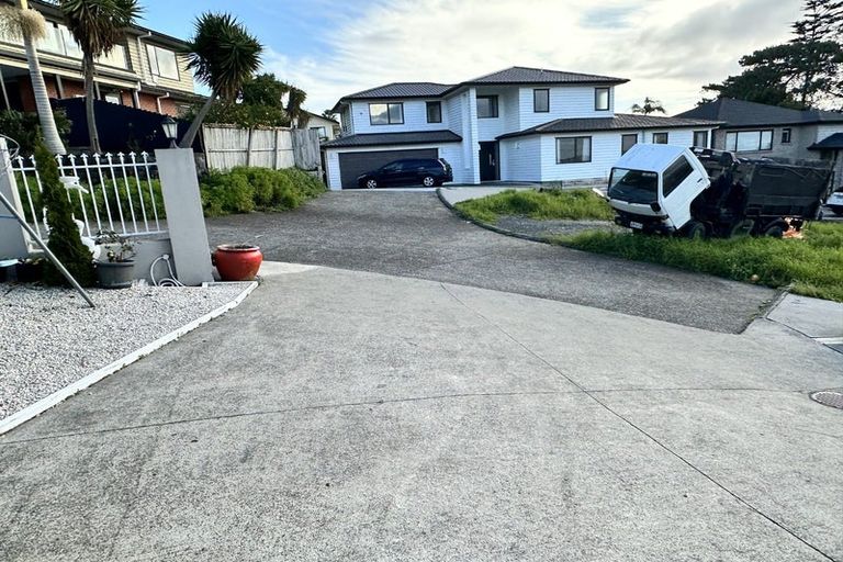 Photo of property in 23 Bartells Drive, Goodwood Heights, Auckland, 2105