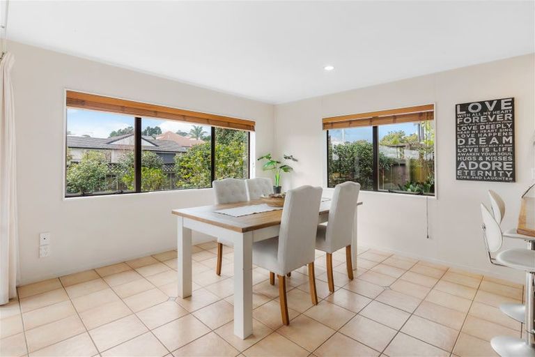 Photo of property in 14 West Fairway, Golflands, Auckland, 2013