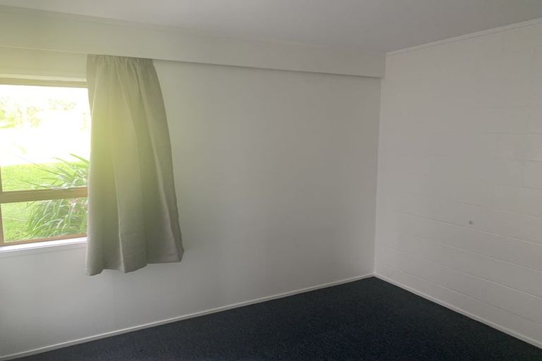 Photo of property in 11 Ian Place, Glendene, Auckland, 0602