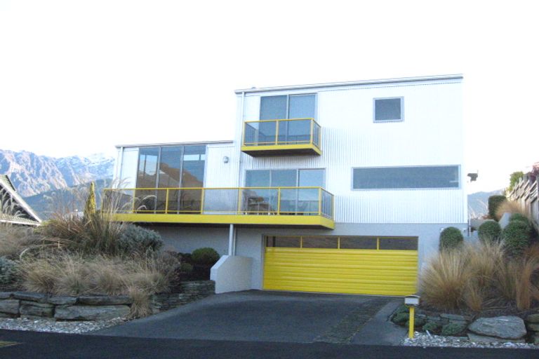 Photo of property in 73 Cedar Drive, Kelvin Heights, Queenstown, 9300