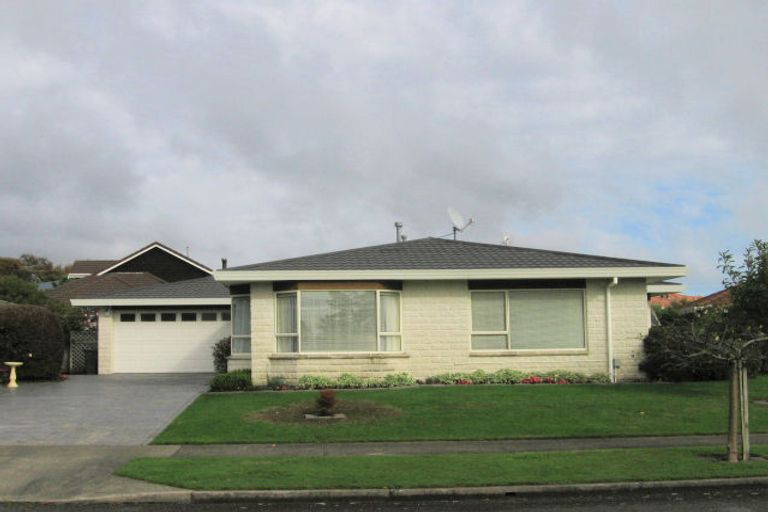 Photo of property in 22 Cranbrook Grove, Waikanae, 5036