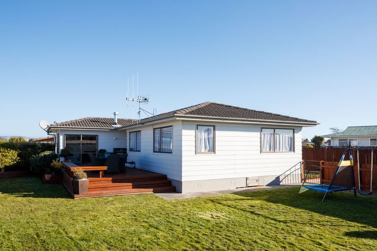 Photo of property in 15 Cumberland Place, Kelvin Grove, Palmerston North, 4414