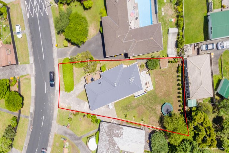 Photo of property in 50 La Rosa Street, Green Bay, Auckland, 0604