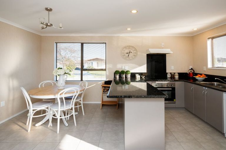 Photo of property in 15 Cumberland Place, Kelvin Grove, Palmerston North, 4414