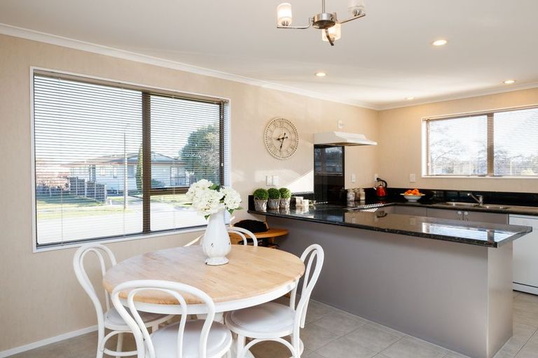 Photo of property in 15 Cumberland Place, Kelvin Grove, Palmerston North, 4414