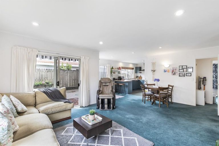 Photo of property in 2/1 Mossop Rise, Glenfield, Auckland, 0629