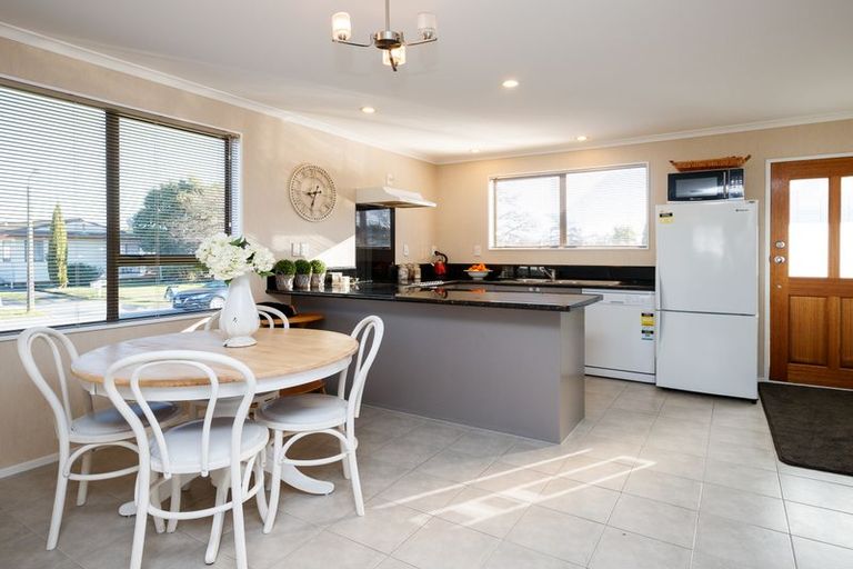 Photo of property in 15 Cumberland Place, Kelvin Grove, Palmerston North, 4414