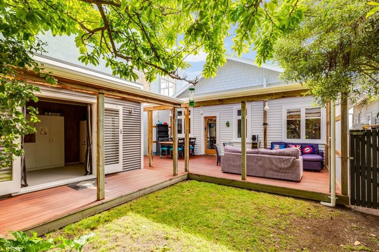 Photo of property in 75 Marine Parade, Eastbourne, Lower Hutt, 5013