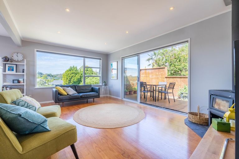 Photo of property in 50 La Rosa Street, Green Bay, Auckland, 0604