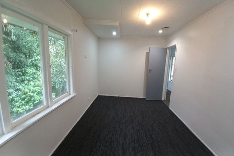 Photo of property in 32 Kashmir Road, Glen Eden, Auckland, 0602