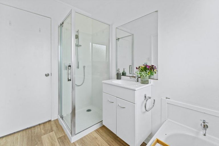 Photo of property in 1/307a Wairau Road, Totara Vale, Auckland, 0627