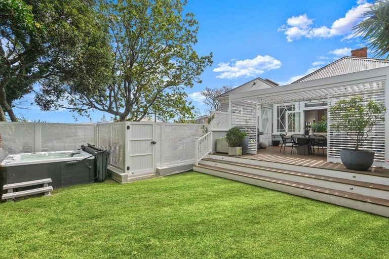 Photo of property in 37 Mozeley Avenue, Devonport, Auckland, 0624