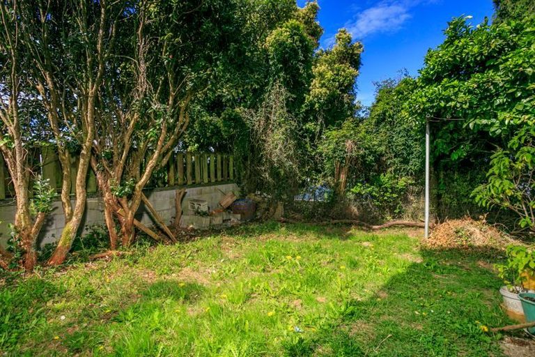 Photo of property in 2/307a Wairau Road, Totara Vale, Auckland, 0627