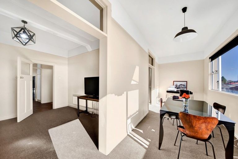 Photo of property in Devonport Apartments, 3/127 Saint Aubyn Street, New Plymouth, 4310