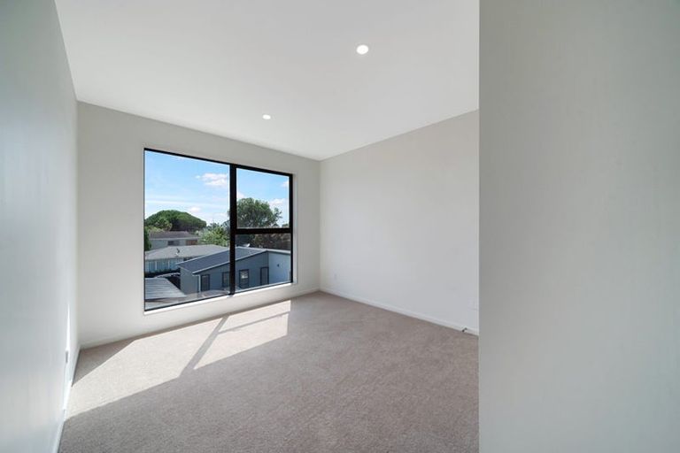Photo of property in 4/107 Hobsonville Road, West Harbour, Auckland, 0618