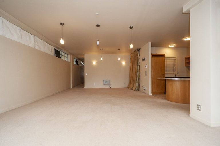 Photo of property in Endeavour Apartments, 8/125 Thorndon Quay, Pipitea, Wellington, 6011