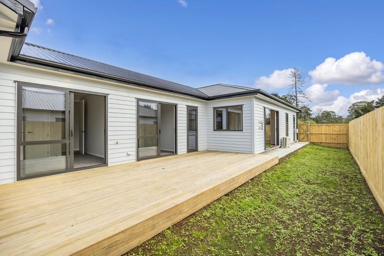 Photo of property in 13 Mcindoe Road, Kumeu, 0810