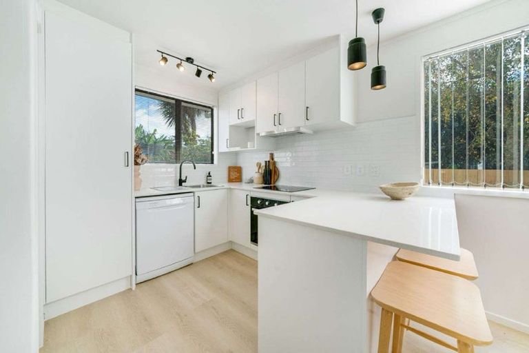 Photo of property in 2/7 Mon Desir Place, Manurewa, Auckland, 2102