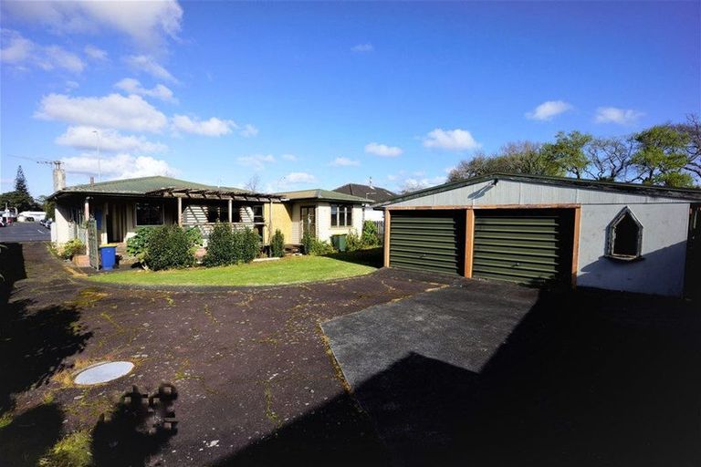 Photo of property in 30 Lincoln Road, Henderson, Auckland, 0610