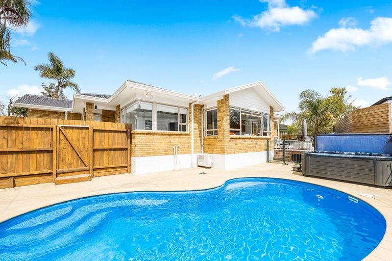 Photo of property in 30 Vermeer Place, West Harbour, Auckland, 0618