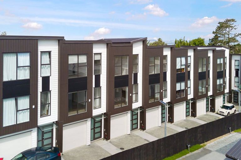 Photo of property in 4/107 Hobsonville Road, West Harbour, Auckland, 0618