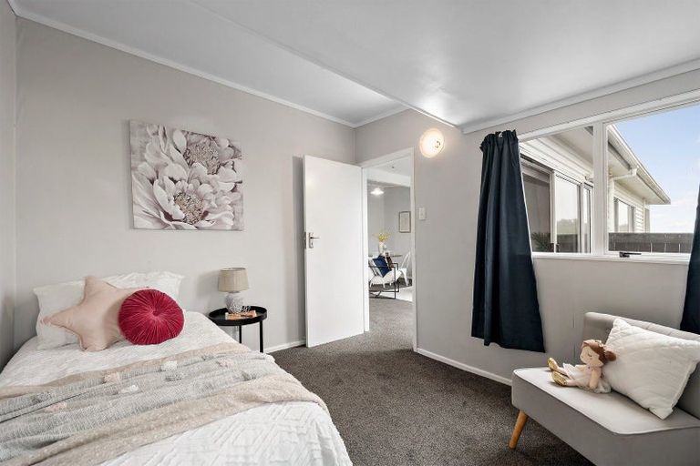 Photo of property in 7 Chetwode Grove, Newlands, Wellington, 6037