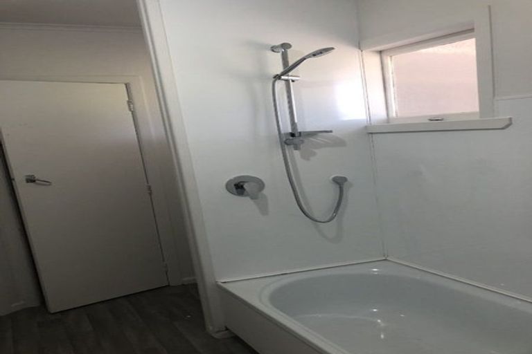 Photo of property in 1/68 Titirangi Road, New Lynn, Auckland, 0600