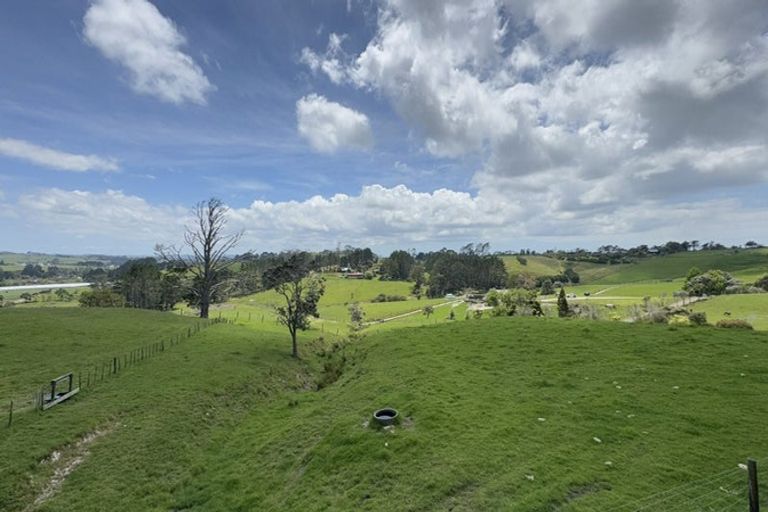 Photo of property in 14 Amreins Road, Waitakere, Henderson, 0782