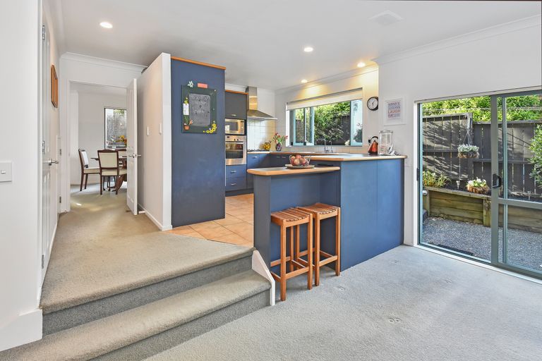 Photo of property in 2/11 The Rosebowl, Sunnyhills, Auckland, 2010