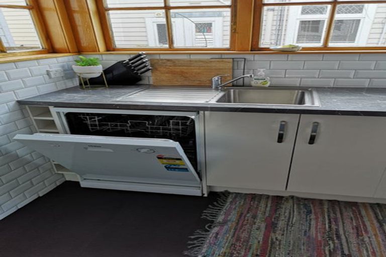 Photo of property in 129 Grant Road, Thorndon, Wellington, 6011