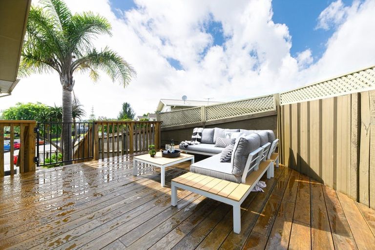Photo of property in 17 Foyle Place, Glendene, Auckland, 0602