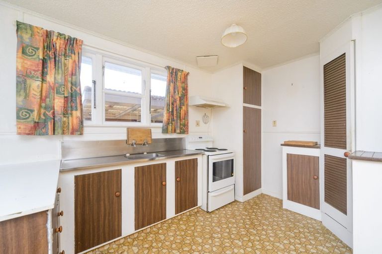 Photo of property in 60 Exeter Crescent, Takaro, Palmerston North, 4412