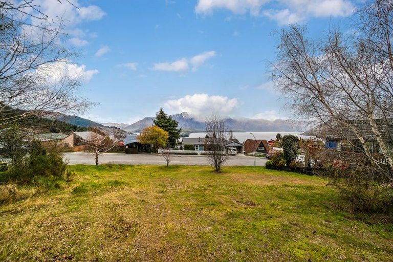 Photo of property in 16 Avalon Crescent, Fernhill, Queenstown, 9300
