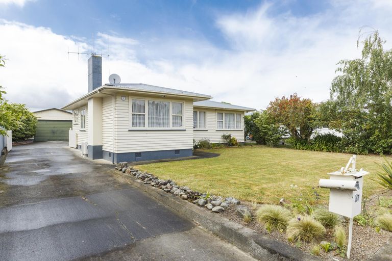Photo of property in 17 Kaituna Street, Milson, Palmerston North, 4414