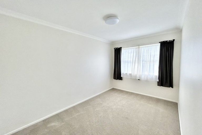 Photo of property in 32 Queenwood Road, Levin, 5510