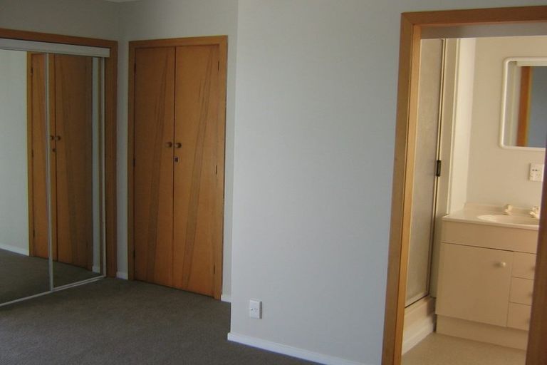 Photo of property in 48 Kahu Road, Paremata, Porirua, 5024