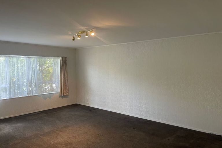 Photo of property in 2 Kerlin Crescent, West Harbour, Auckland, 0618