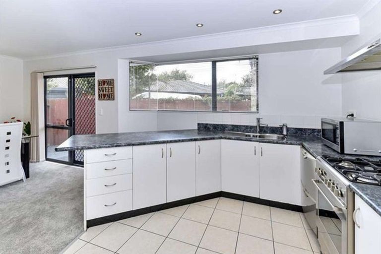 Photo of property in 2 Brentford Place, Manurewa, Auckland, 2102
