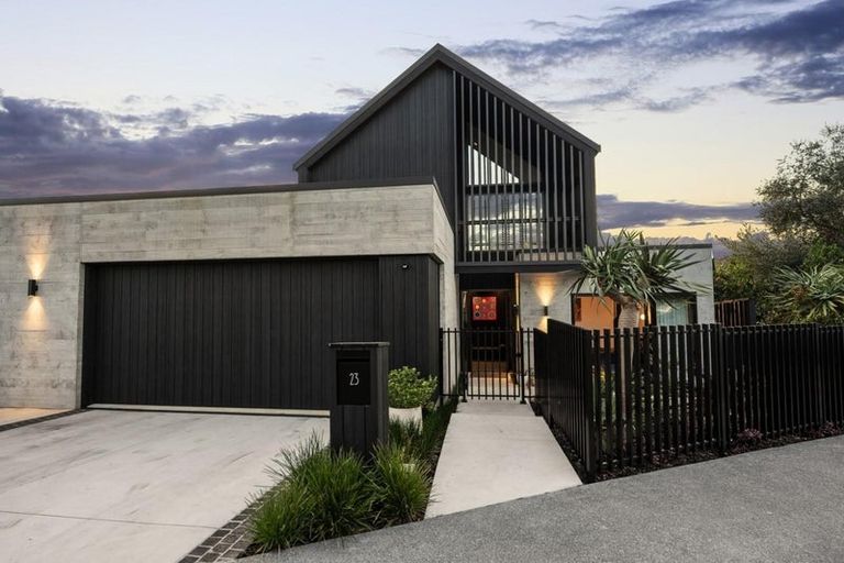 Photo of property in 23 Otakau Road, Milford, Auckland, 0620